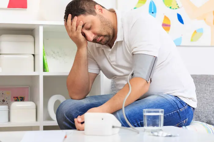 أعراض انخفاض ضغط الدم: كيف تميّزها ومتى تحتاج لزيارة الطبيب؟ أعراض انخفاض ضغط الدم: كيف تميّزها ومتى تحتاج لزيارة الطبيب؟