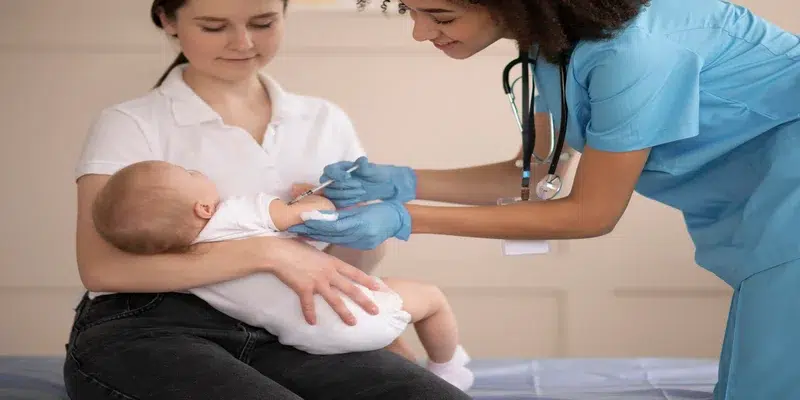 علاج سخونة الاطفال الرضع بعد التطعيم علاج سخونة الاطفال الرضع بعد التطعيم