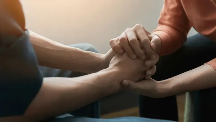 أفضل طرق التعامل مع المدمن المتعافي ودعمه في رحلة الشفاء